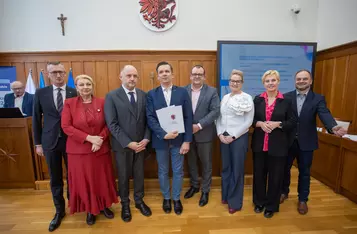 Podpisanie umów drogowych, fot. Mikołaj Kuras dla UMWKP