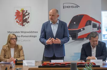 Ceremonia podpisania umowy z Pesą, fot. Mikołaj Kuras dla UMWKP