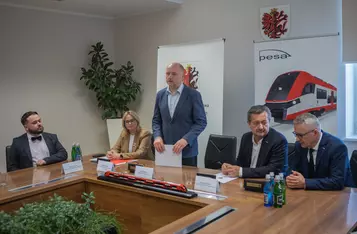 Ceremonia podpisania umowy z Pesą, fot. Mikołaj Kuras dla UMWKP