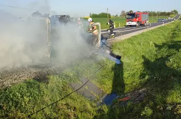 Pożar karetki na drodze wojewódzkiej pod Chełmnem/ Fot. KP PSP Chełmno