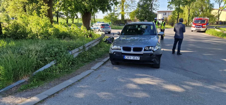 Kierowca auta wymusił pierwszeństwo nastoletniemu motorowerzyście/ Fot. OSP Kijewo Królewskie