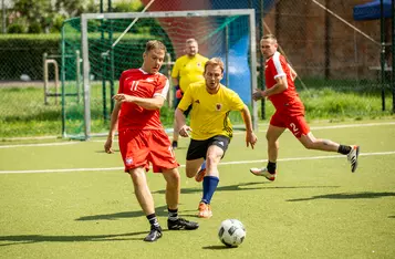 Mecz piłkarski Reprezentacji Polski Bezdomnych z zespołem dziennikarzy Kujaw i Pomorza/ Fot. Andrzej Goiński/UMWKP