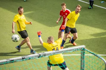 Mecz piłkarski Reprezentacji Polski Bezdomnych z zespołem dziennikarzy Kujaw i Pomorza, fot. Andrzej Goiński/UMWKP