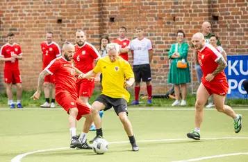 Mecz piłkarski Reprezentacji Polski Bezdomnych z zespołem dziennikarzy Kujaw i Pomorza/ Fot. Andrzej Goiński/UMWKP