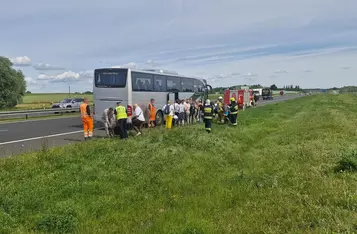 Awaria autobusu z niepełnosprawnymi dziećmi na A1 pod Świeciem/ Fot. KPP Świecie