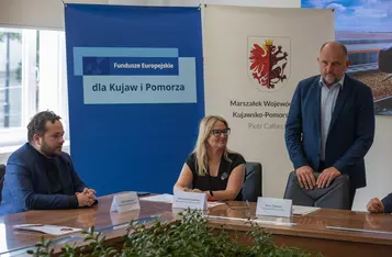 Ceremonia przekazania umowy z Pesą, fot. Mikołaj Kuras dla UMWKP