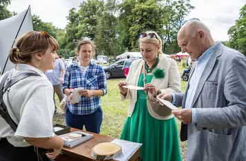 Piknik na rozpoczęcie wakacji w Nawrze, fot. Szymon Zdziebło, tarantoga.pl dla UMWKP
