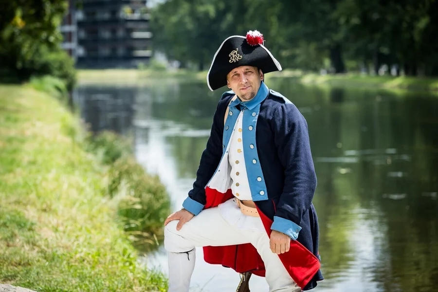 Kustosz Muzeum Kanału Bydgoskiego Tomasz Izajasz w pruskim mundurze nawiązującym do okresu budowy szlaku wodnego (1773-1774) fot. Tomasz Czachorowski/eventphoto.com.pl dla UMWKP