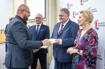 Ceremonia wręczenia umów FEdKP i PROW, fot. Szymon Zdziebło/tarantoga dla UMWKP