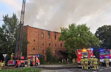 Pożar zabytkowego młyna w Kijewie Szlacheckim pod Chełmnem/ Fot. OSP Bieńkówka