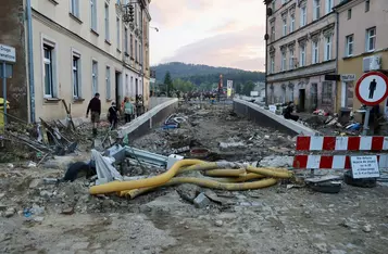 Rozpakowywanie darów w Głuchołazach, fot. Andrzej Goiński/UMWKP