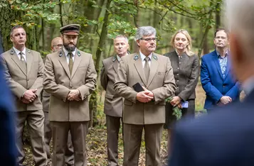 Odsłonięcie tablicy pamiątkowej w Lesie Piwnickim, fot. Szymon Zdziebło/tarantoga.pl dla UMWKP