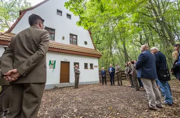 Odsłonięcie tablicy pamiątkowej w Lesie Piwnickim, fot. Szymon Zdziebło/tarantoga.pl dla UMWKP