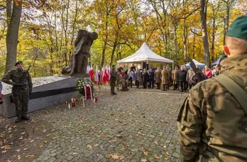 Uroczystości 85. rocznicy pierwszych straceń na Barbarce, fot. Szymon Zdziebło, tarantoga.pl dla UMWKP