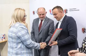 Ceremonia wręczenia umów, fot. Szymon Zdziebło/tarantoga dla UMWKP