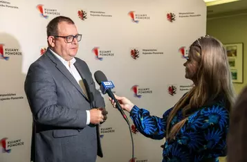 Podpisanie umów z wykonawcami prac modernizacyjnych na DW 240 i DW 412, fot. Szymon Zdziebło/tarantoga.pl dla UMWKP