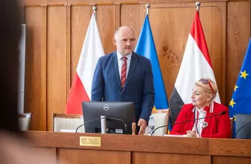 Podpisanie umów z wykonawcami prac modernizacyjnych na DW 240 i DW 412, fot. Szymon Zdziebło/tarantoga.pl dla UMWKP