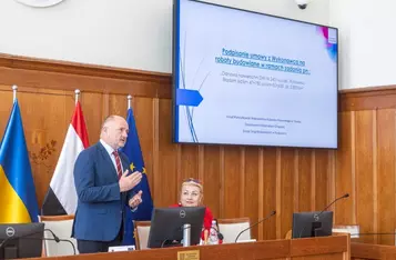 Podpisanie umów z wykonawcami prac modernizacyjnych na DW 240 i DW 412, fot. Szymon Zdziebło/tarantoga.pl dla UMWKP