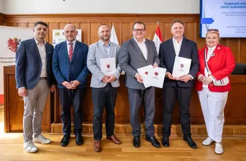 Podpisanie umów z wykonawcami prac modernizacyjnych na DW 240 i DW 412, fot. Szymon Zdziebło/tarantoga.pl dla UMWKP