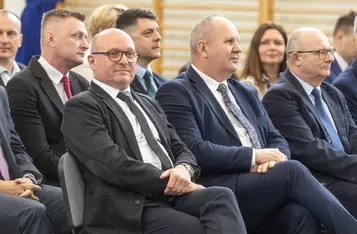 Podpisanie porozumień w sprawie inwestycji drogowych w Lubiczu i Łysomicach, fot. Szymon Zdziebło/tarantoga.pl dla UMWKP