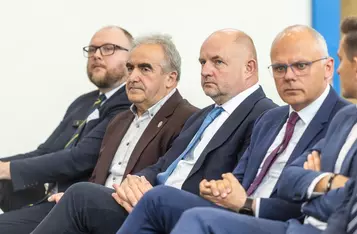 Podpisanie porozumień w sprawie inwestycji drogowych w Lubiczu i Łysomicach, fot. Szymon Zdziebło/tarantoga.pl dla UMWKP