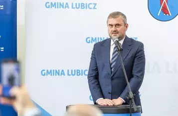 Podpisanie porozumień w sprawie inwestycji drogowych w Lubiczu i Łysomicach, fot. Szymon Zdziebło/tarantoga.pl dla UMWKP