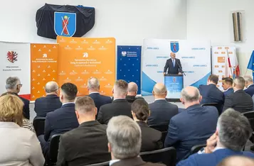 Podpisanie porozumień w sprawie inwestycji drogowych w Lubiczu i Łysomicach, fot. Szymon Zdziebło/tarantoga.pl dla UMWKP