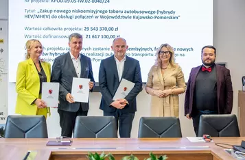 Wręczenie umów na zakup autobusów, fot. Andrzej Goiński UMWKP