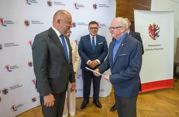 Wręczenie umów na dotację zakupu ciasta dla pszczół, fot. Mikołaj Kuras dla UMWKP