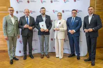 Wręczenie umów na dotację zakupu ciasta dla pszczół, fot. Mikołaj Kuras dla UMWKP