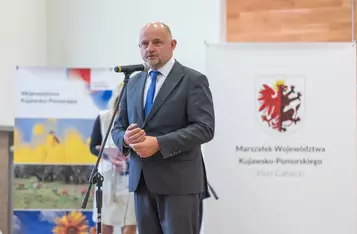 Wręczenie umów na dotację zakupu ciasta dla pszczół, fot. Mikołaj Kuras dla UMWKP