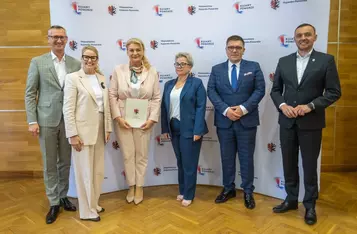 Podpisanie umów o dofinansowanie modernizacji dróg dojazdowych do gruntów rolnych, fot. Mikołaj Kuras dla UMWKP