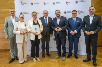 Podpisanie umów o dofinansowanie modernizacji dróg dojazdowych do gruntów rolnych, fot. Mikołaj Kuras dla UMWKP