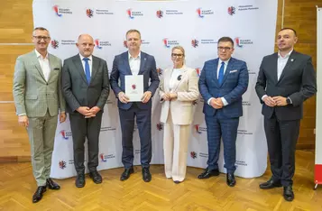 Podpisanie umów o dofinansowanie modernizacji dróg dojazdowych do gruntów rolnych, fot. Mikołaj Kuras dla UMWKP