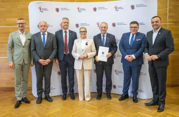Podpisanie umów o dofinansowanie modernizacji dróg dojazdowych do gruntów rolnych, fot. Mikołaj Kuras dla UMWKP