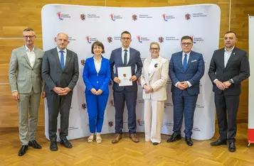 Podpisanie umów o dofinansowanie modernizacji dróg dojazdowych do gruntów rolnych, fot. Mikołaj Kuras dla UMWKP