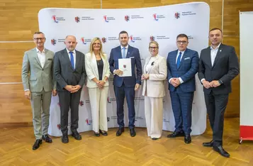 Podpisanie umów o dofinansowanie modernizacji dróg dojazdowych do gruntów rolnych, fot. Mikołaj Kuras dla UMWKP