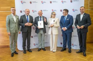 Podpisanie umów o dofinansowanie modernizacji dróg dojazdowych do gruntów rolnych, fot. Mikołaj Kuras dla UMWKP