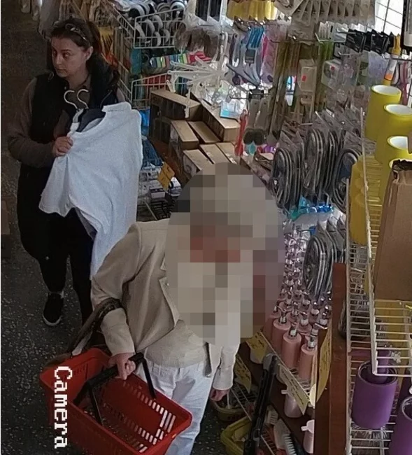 Policjanci szukają sprawczyni kradzieży w sklepie w centrum Świecia/ Fot. KPP Świecie