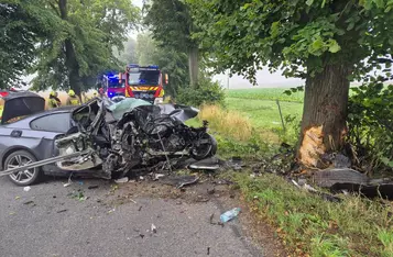 Pod Chełmnem kobieta rozbiła bmw na drzewie/ Fot. KP PSP Chełmno
