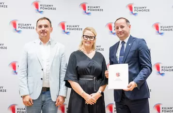 Wręczenie umów dotacyjnych na rozbudowę infrastruktury sportowej w regionie, fot. Tomasz Czachorowski/eventphoto.com.pl dla UMWKP