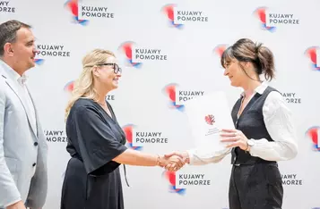 Wręczenie umów dotacyjnych na rozbudowę infrastruktury sportowej w regionie, fot. Tomasz Czachorowski/eventphoto.com.pl dla UMWKP