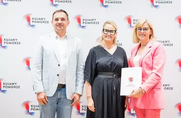 Wręczenie umów dotacyjnych na rozbudowę infrastruktury sportowej w regionie, fot. Tomasz Czachorowski/eventphoto.com.pl dla UMWKP