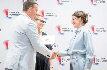 Wręczenie umów dotacyjnych na rozbudowę infrastruktury sportowej w regionie, fot. Tomasz Czachorowski/eventphoto.com.pl dla UMWKP