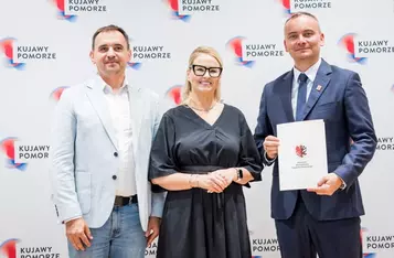 Wręczenie umów dotacyjnych na rozbudowę infrastruktury sportowej w regionie, fot. Tomasz Czachorowski/eventphoto.com.pl dla UMWKP