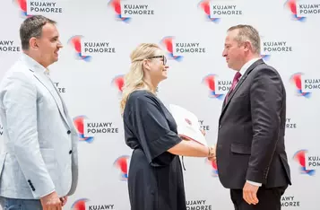 Wręczenie umów dotacyjnych na rozbudowę infrastruktury sportowej w regionie, fot. Tomasz Czachorowski/eventphoto.com.pl dla UMWKP
