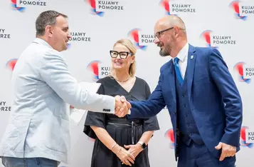Wręczenie umów dotacyjnych na rozbudowę infrastruktury sportowej w regionie, fot. Tomasz Czachorowski/eventphoto.com.pl dla UMWKP