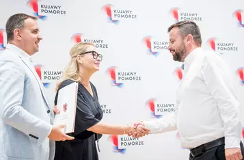 Wręczenie umów dotacyjnych na rozbudowę infrastruktury sportowej w regionie, fot. Tomasz Czachorowski/eventphoto.com.pl dla UMWKP