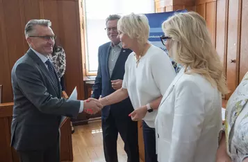 Dyrektor Edward Hartwich i wicedyrektor Danuta Kurylak odbierają umowę na finansowanie Ośrodka Diagnostyki Narządowej, fot. Mikołaj Kuras dla UMWKP