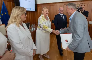 Dyrektor Edward Hartwich i wicedyrektor Danuta Kurylak odbierają umowę na finansowanie Ośrodka Diagnostyki Narządowej, fot. Mikołaj Kuras dla UMWKP